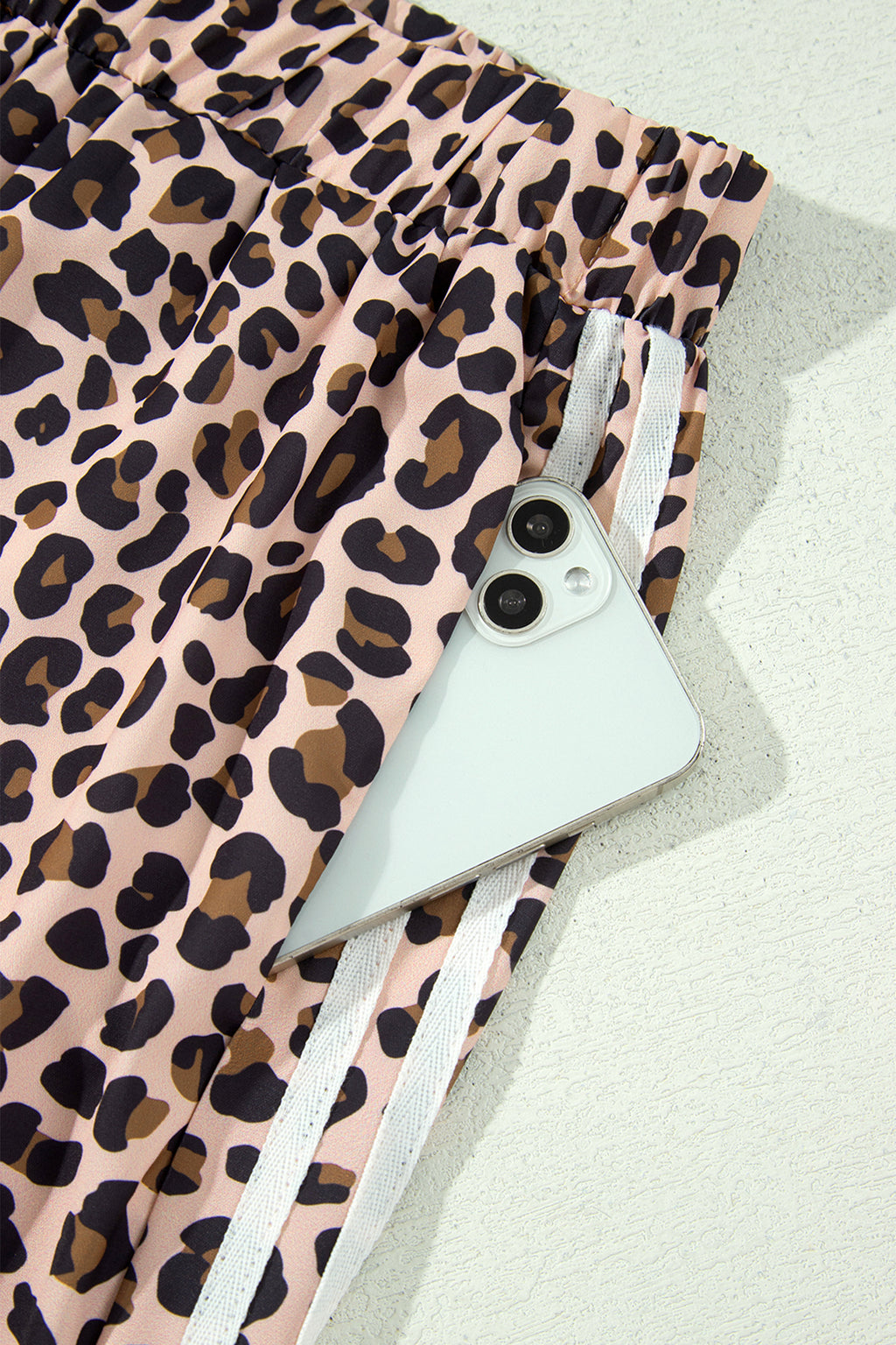 Pantalón Beige Leopardo con Raya Lateral | Detallia