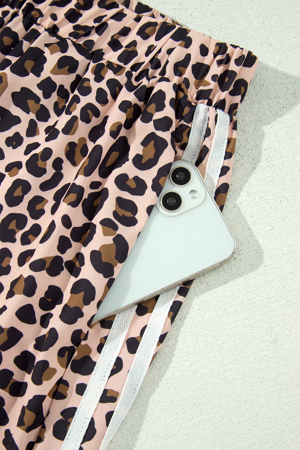 Pantalón Beige Leopardo con Raya Lateral | Detallia