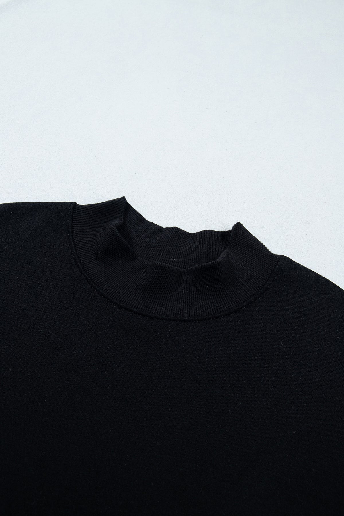 Sudadera Negra Oversize de Cuello Alto | Detallia