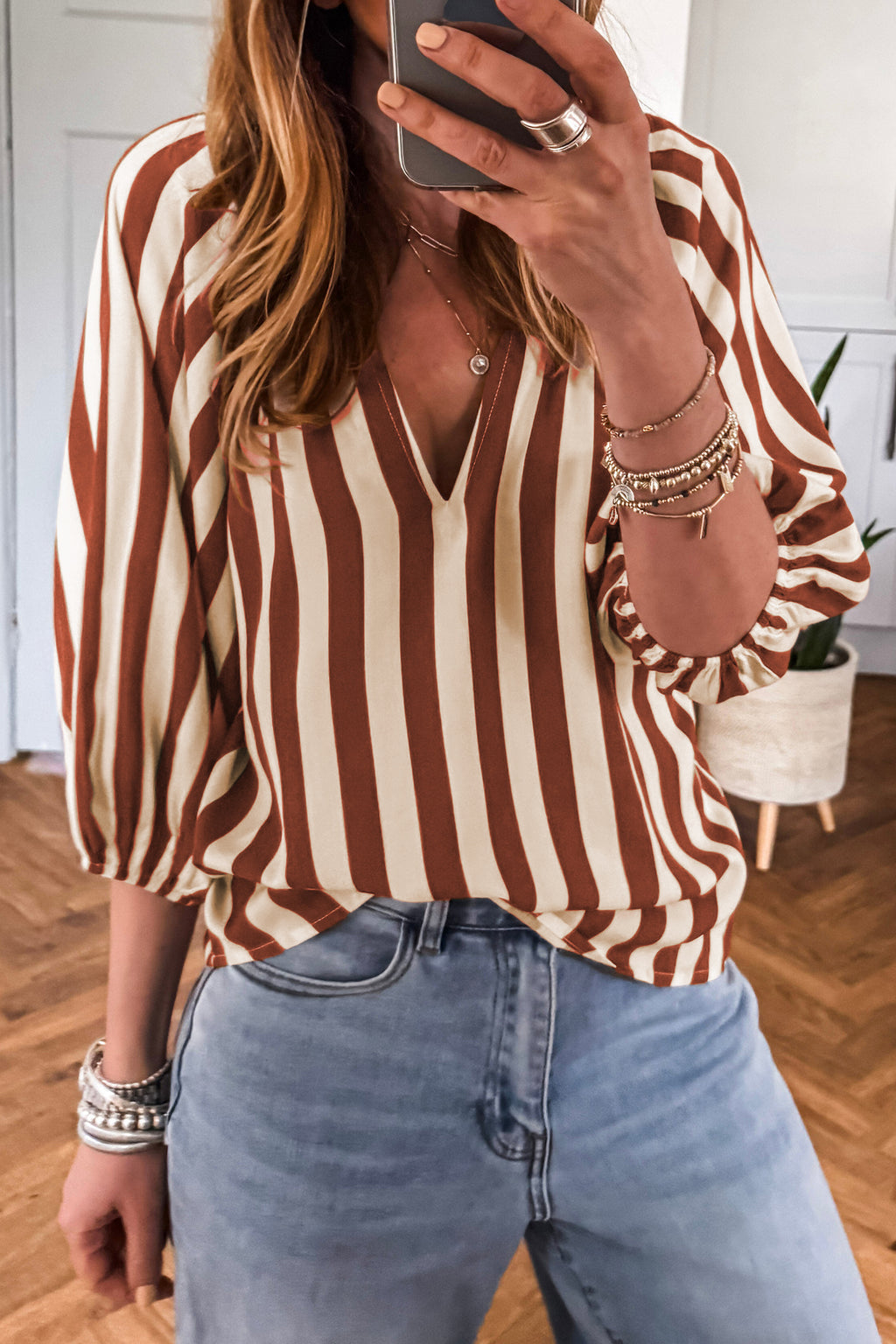 Blusa Marrón de Rayas con Escote en V | Detallia