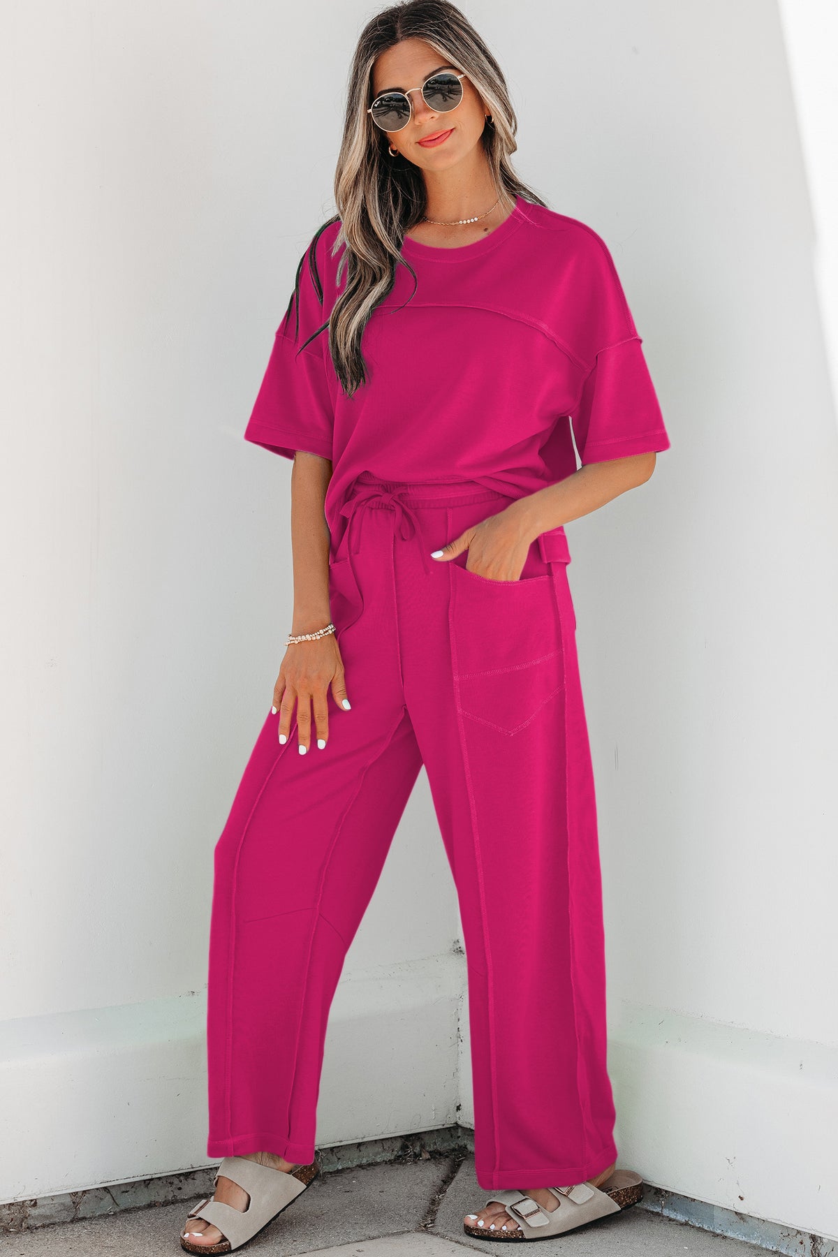 Conjunto Rojo Rosado de Camiseta Boxy y Pantalón Barrel | Detallia
