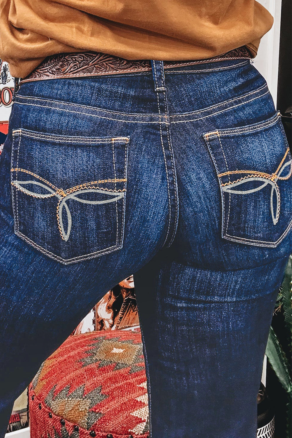 Vaquero Azul Acampanado con Bolsillos de Parche | Detallia