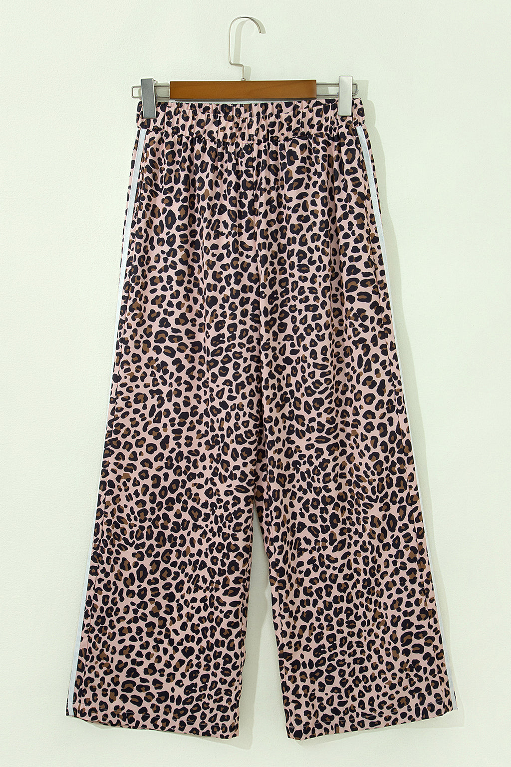 Pantalón Beige Leopardo con Raya Lateral | Detallia