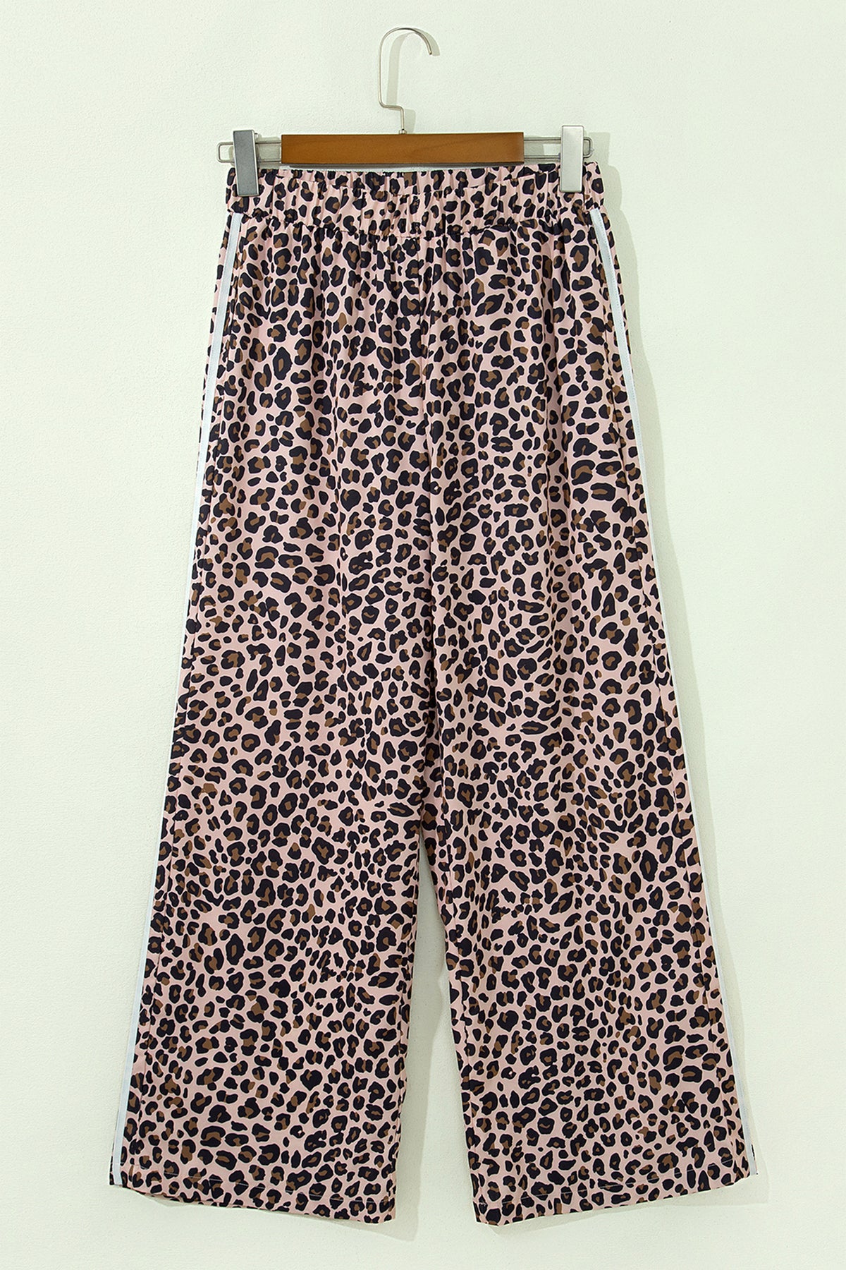 Pantalón Beige Leopardo con Raya Lateral | Detallia