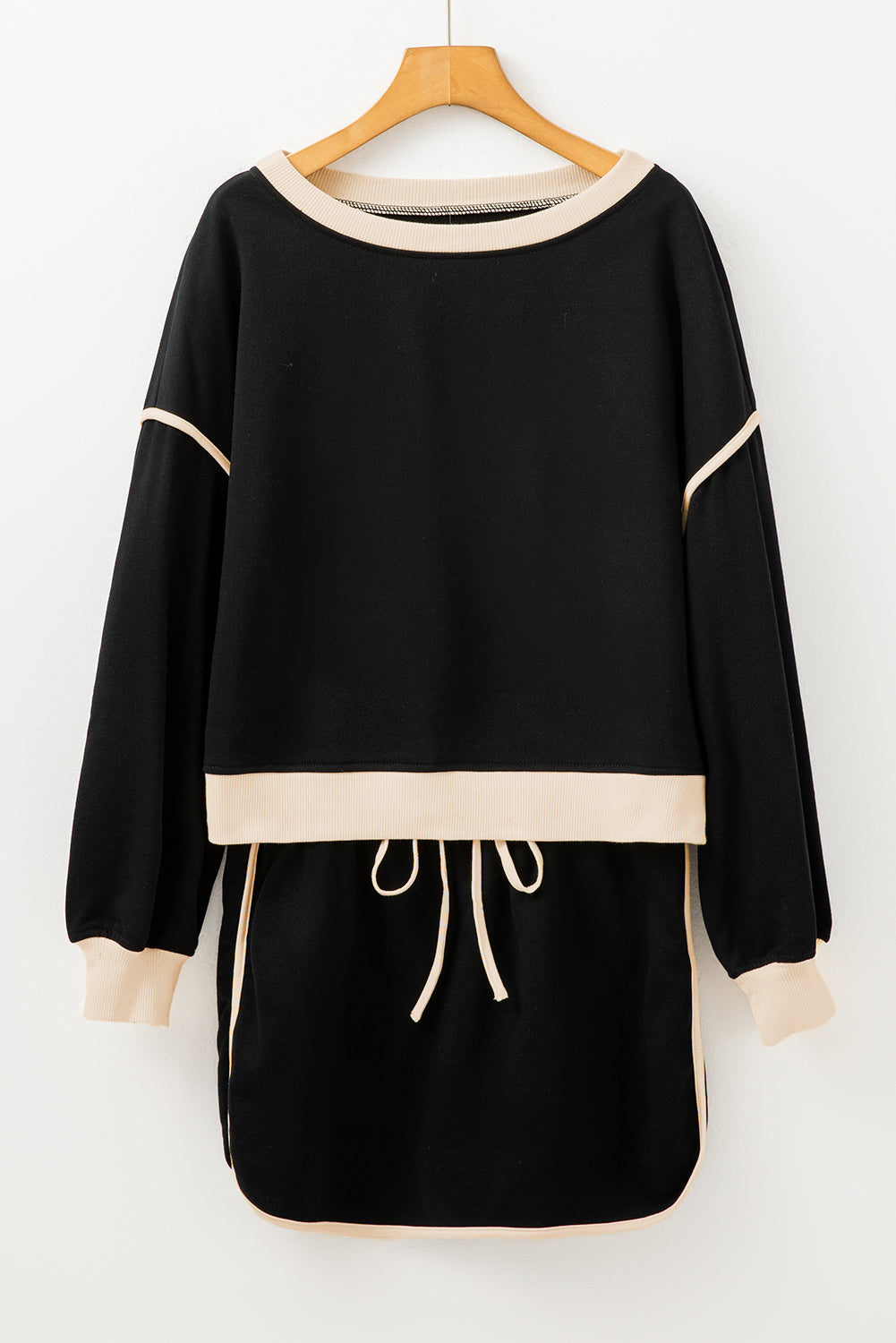 Conjunto Negro de Jersey Holgado con Ribete y Falda-Short Cruzada | Detallia