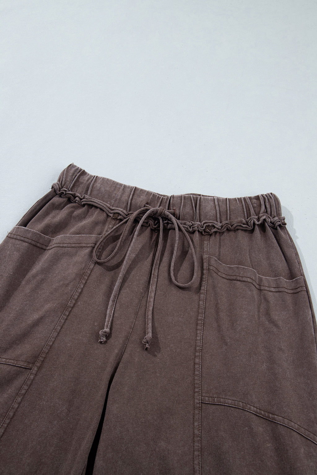 Pantalón Acampanado Café con Efecto Lavado Mineral | Detallia