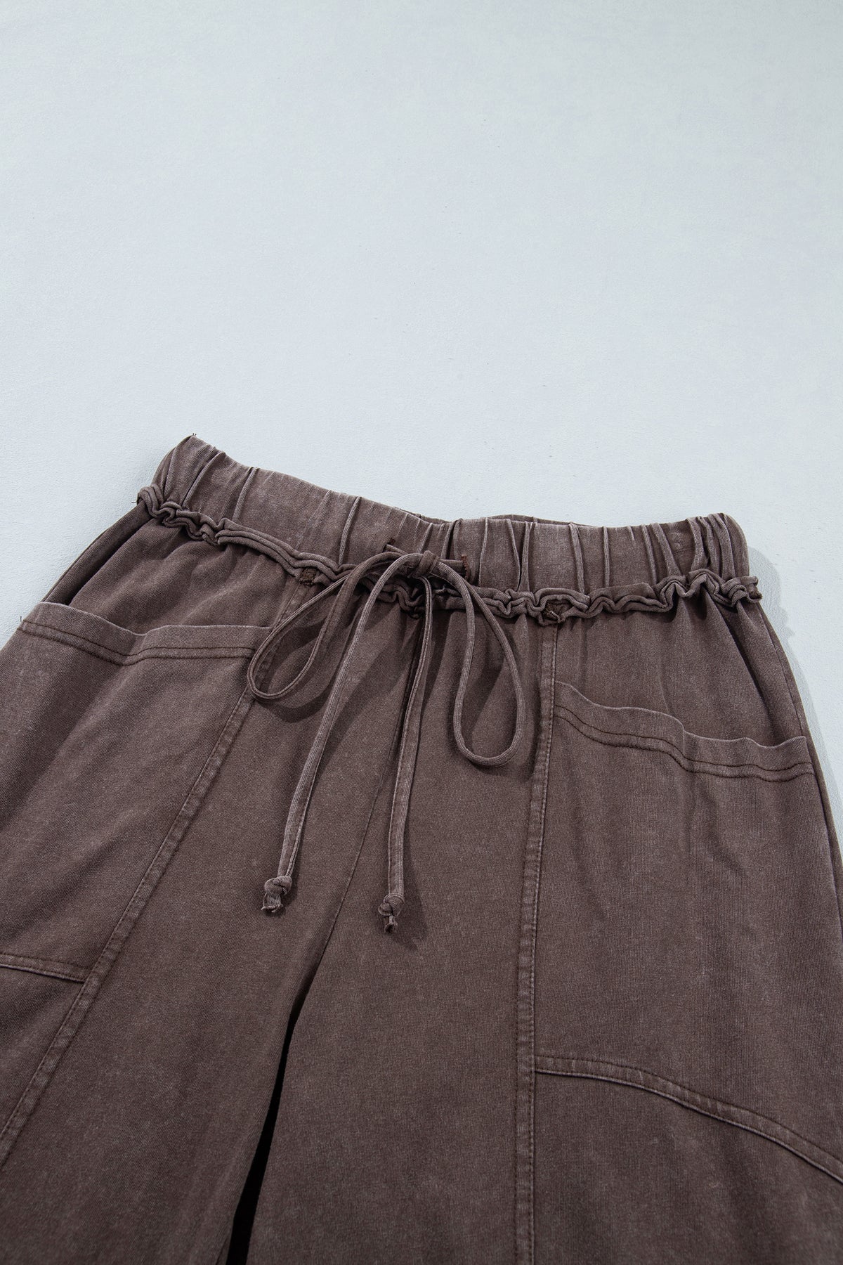 Pantalón Acampanado Café con Efecto Lavado Mineral | Detallia