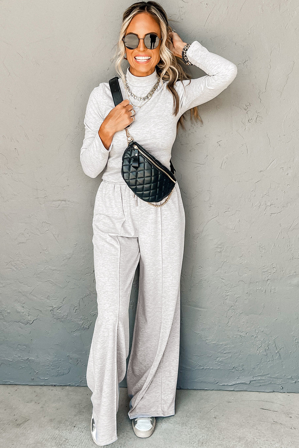 Conjunto Gris Claro de Top Cuello Alto y Pantalón Fruncido | Detallia