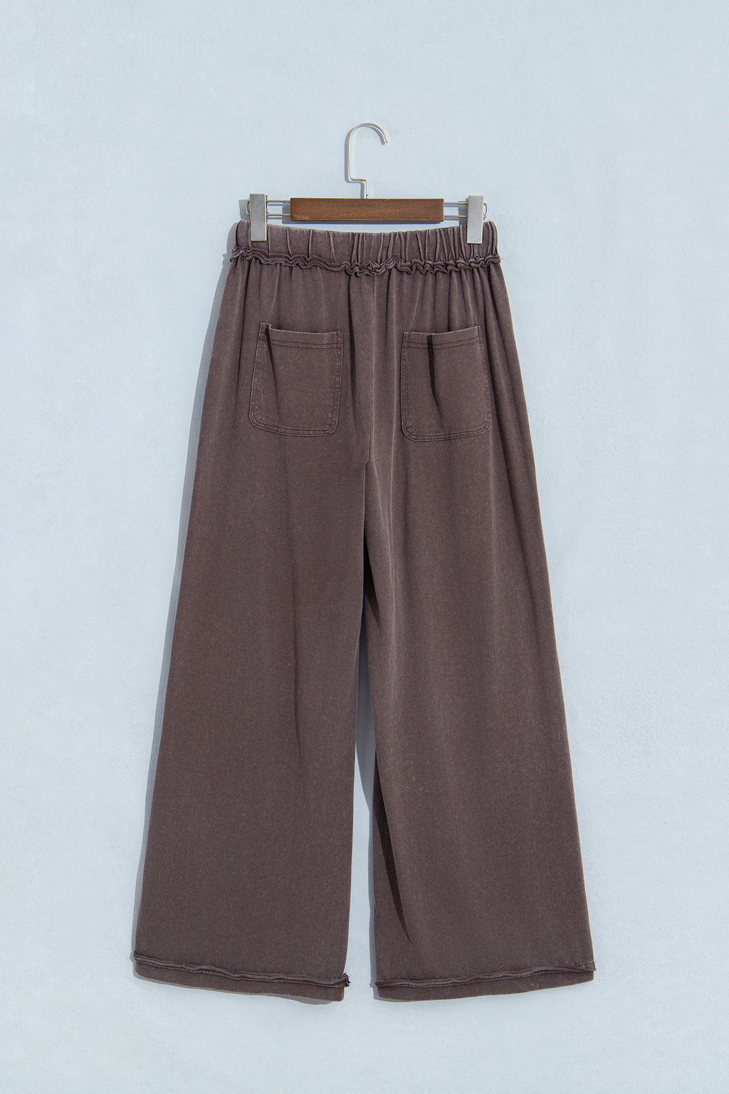 Pantalón Acampanado Café con Efecto Lavado Mineral | Detallia