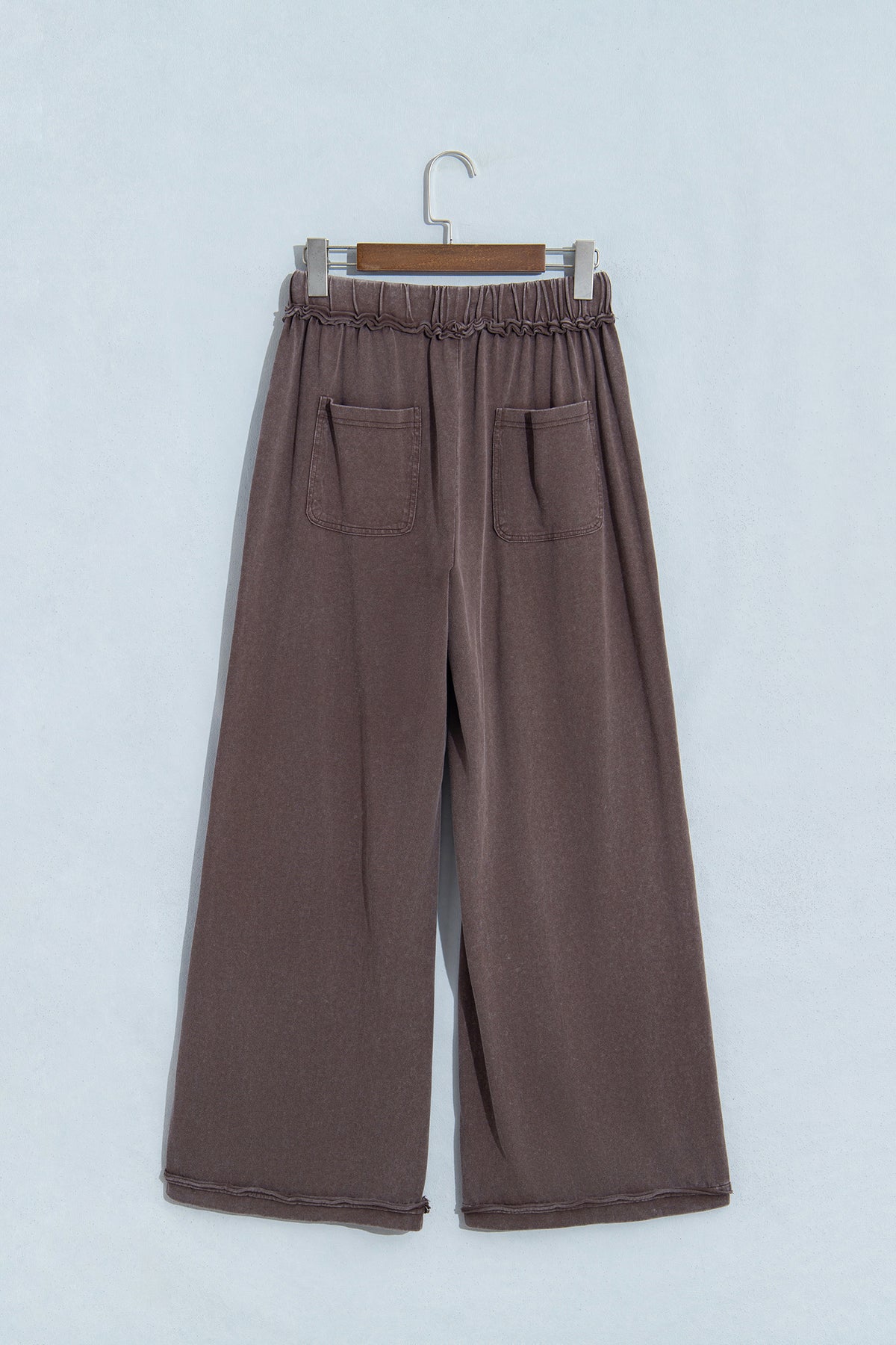 Pantalón Acampanado Café con Efecto Lavado Mineral | Detallia