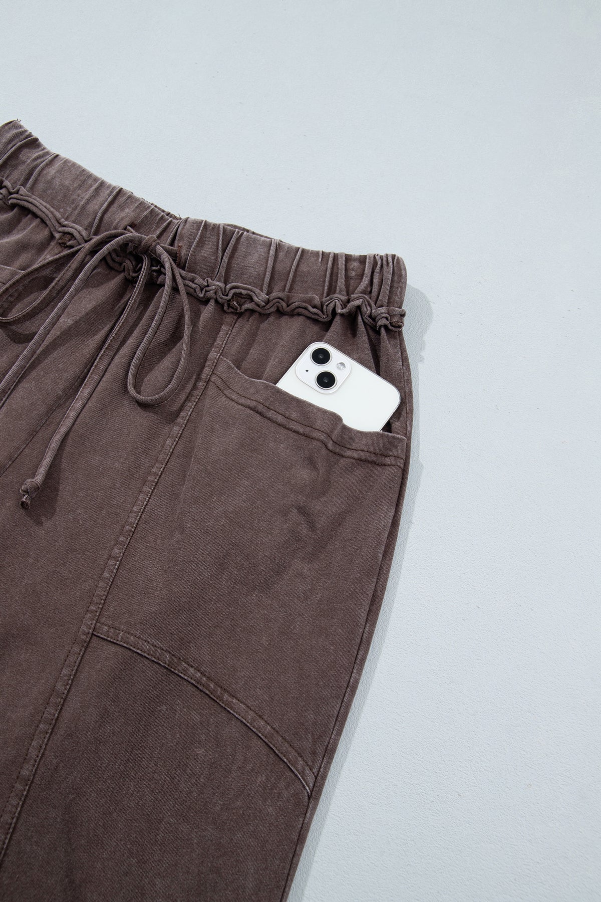 Pantalón Acampanado Café con Efecto Lavado Mineral | Detallia