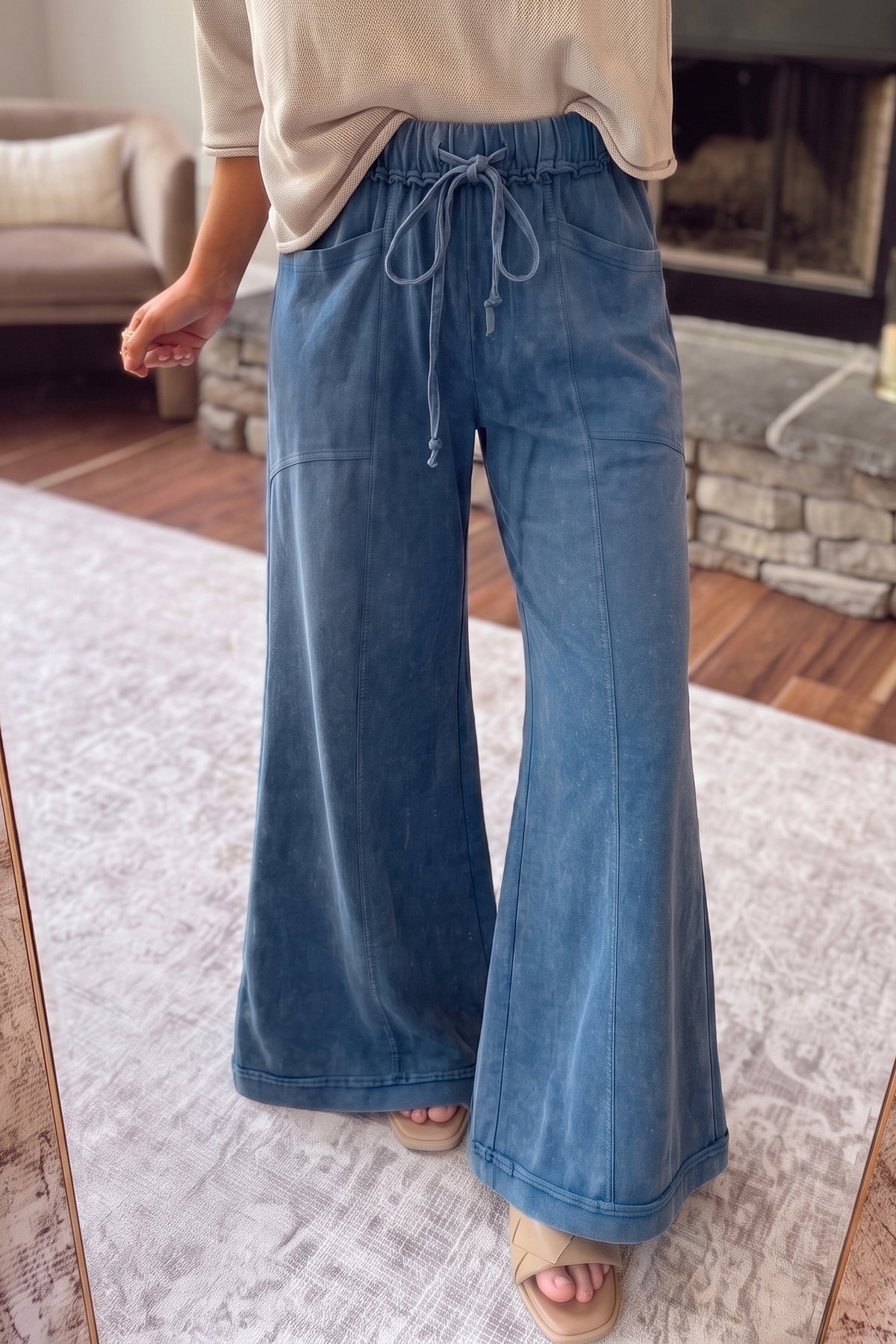 Pantalón Acampanado Café con Efecto Lavado Mineral | Detallia