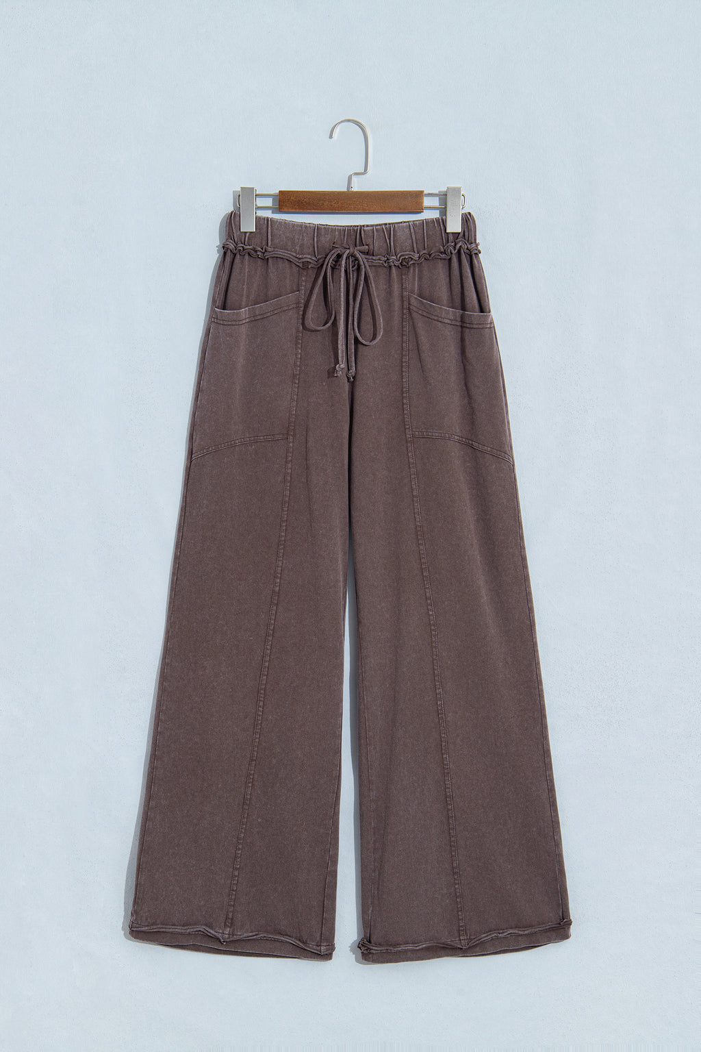 Pantalón Acampanado Café con Efecto Lavado Mineral | Detallia