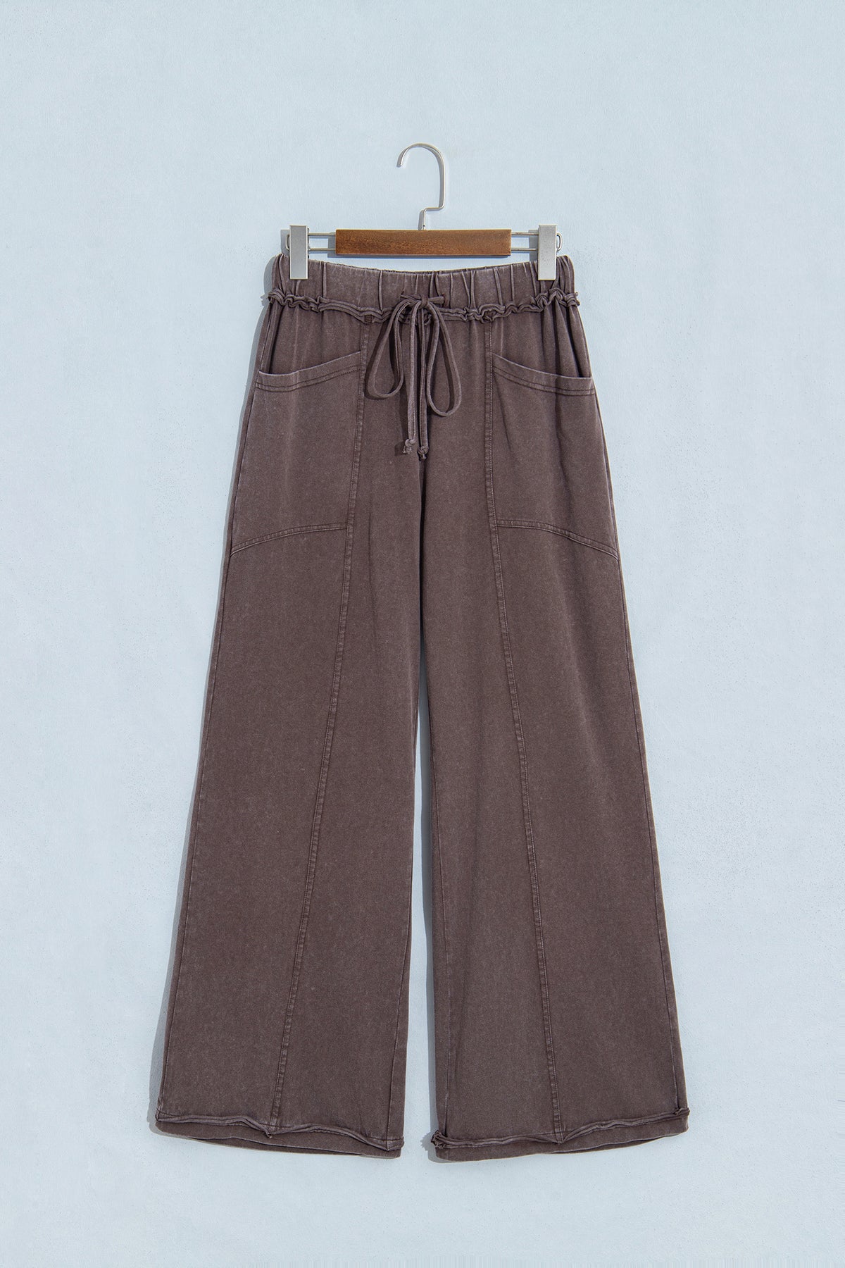 Pantalón Acampanado Café con Efecto Lavado Mineral | Detallia