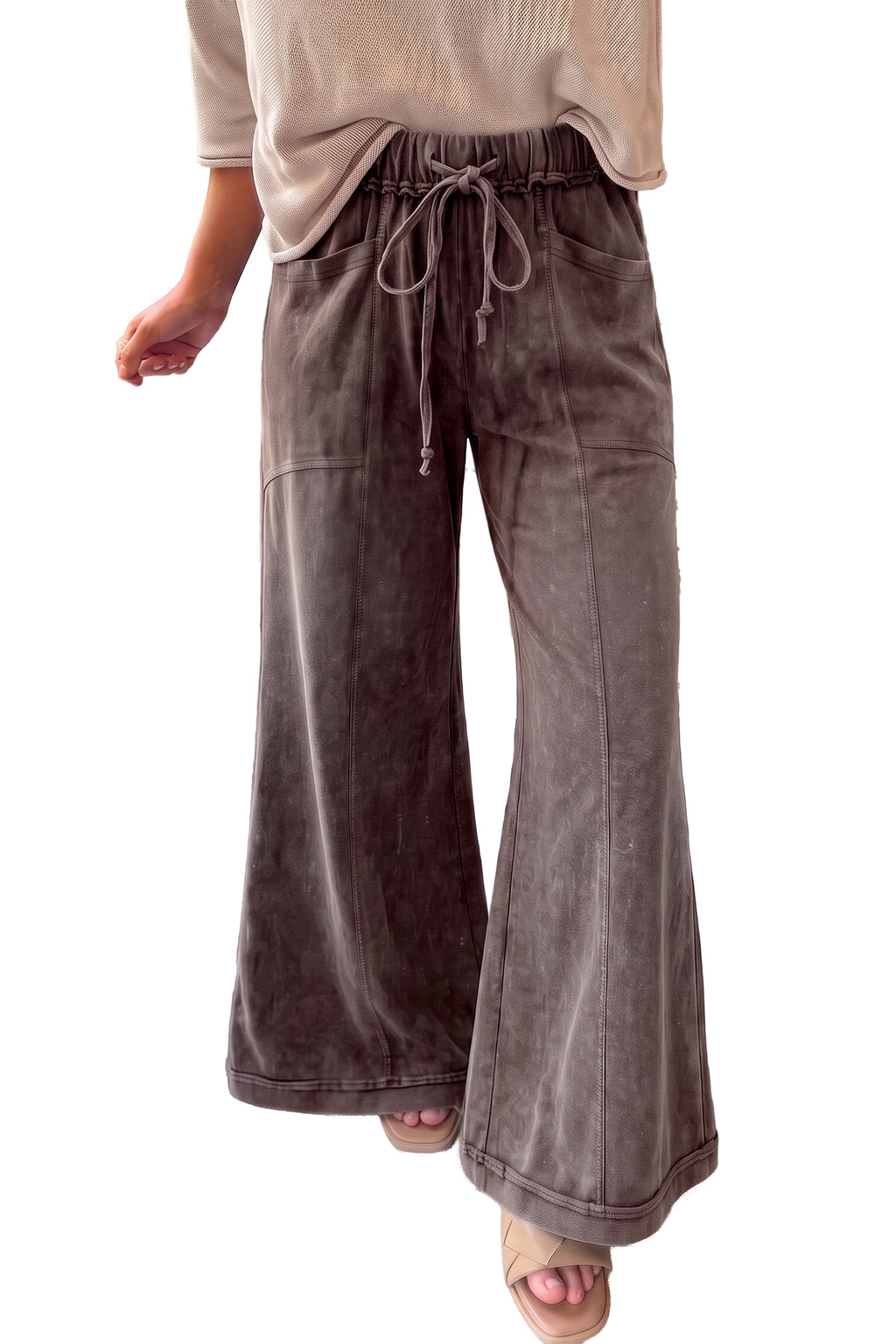 Pantalón Acampanado Café con Efecto Lavado Mineral | Detallia