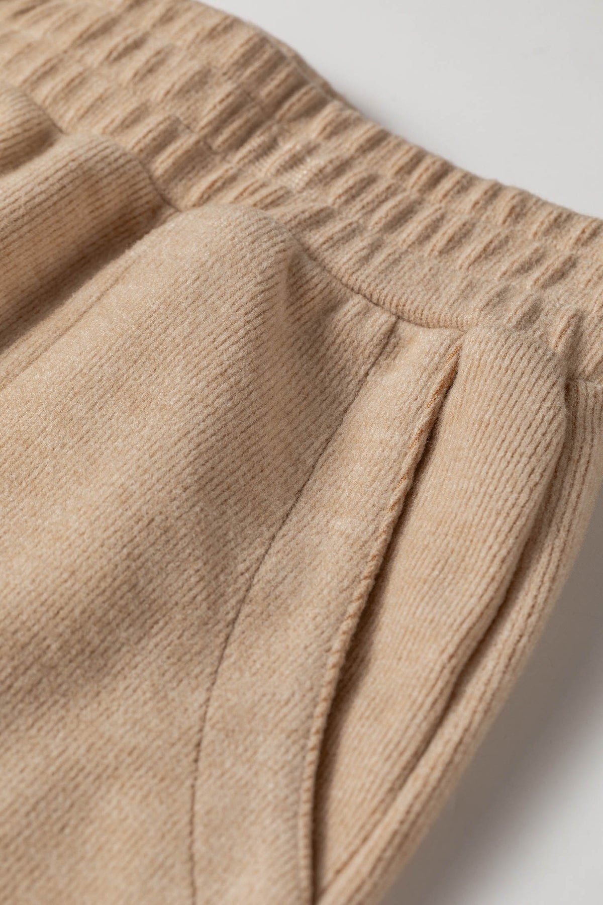Conjunto Beige Francés de Top Canalé Manga Corta y Pantalón | Detallia