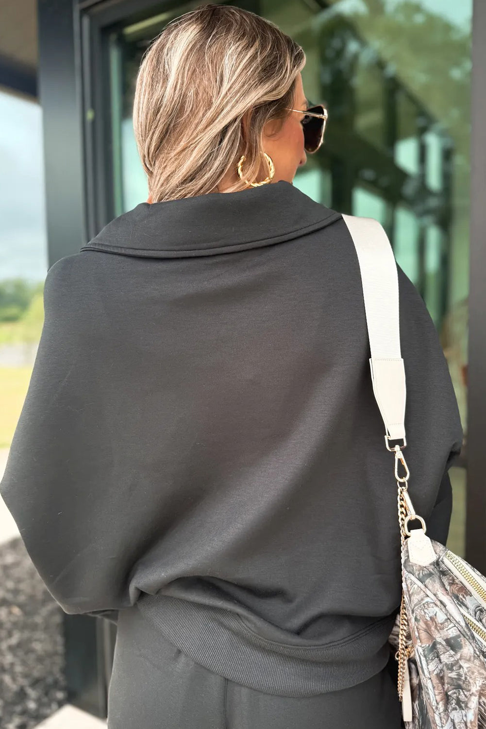 Conjunto Negro de Sudadera con Cuello Pico y Pantalón | Detallia