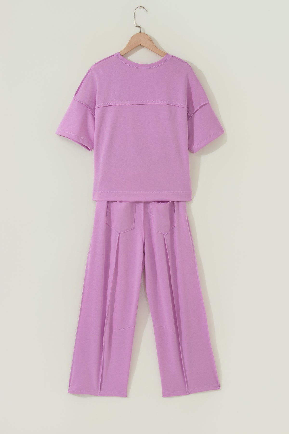 Conjunto Rojo Rosado de Camiseta Boxy y Pantalón Barrel | Detallia