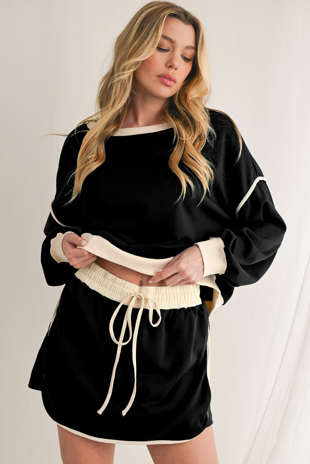 Conjunto Negro de Jersey Holgado con Ribete y Falda-Short Cruzada | Detallia