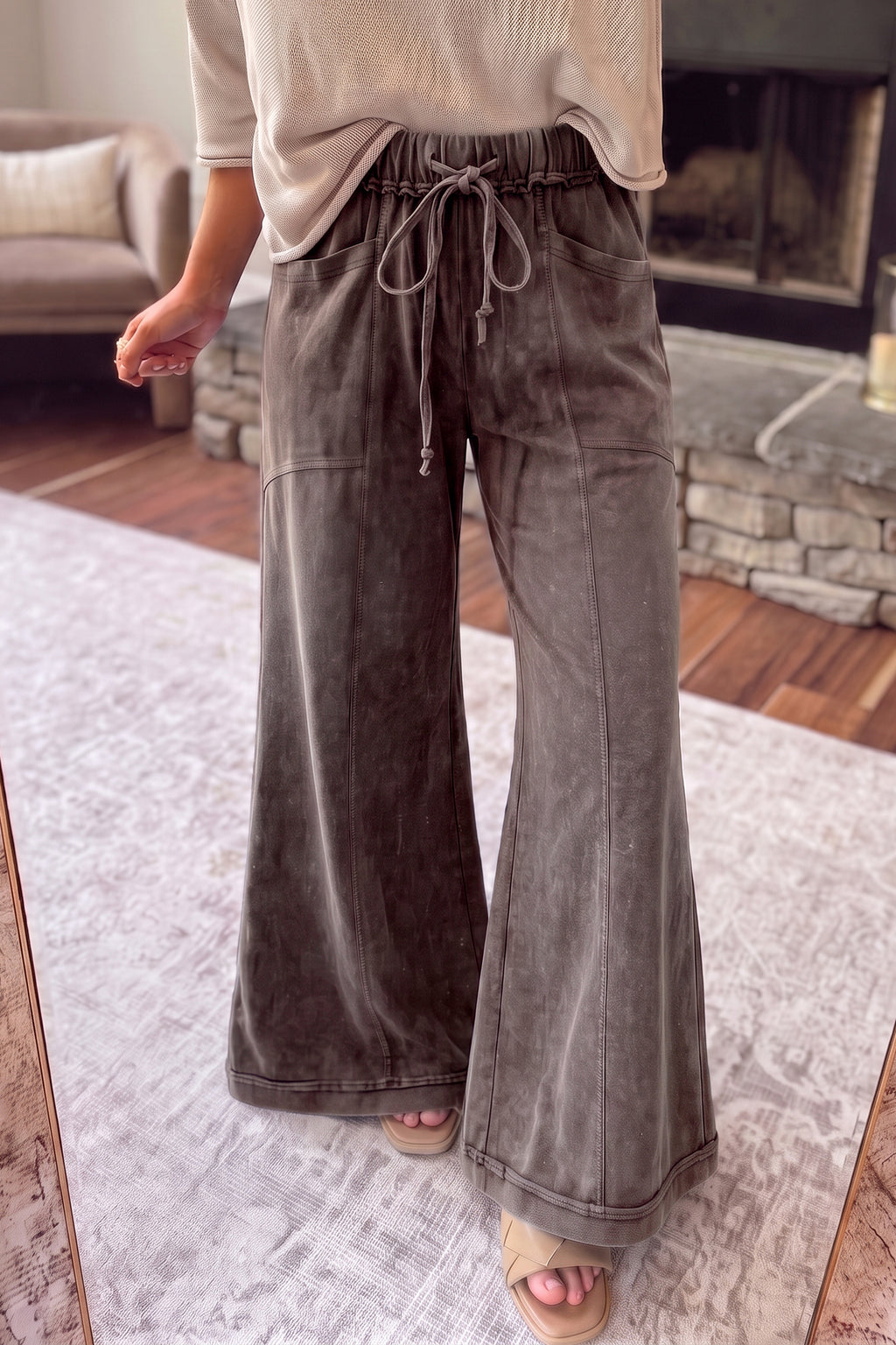 Pantalón Acampanado Café con Efecto Lavado Mineral | Detallia