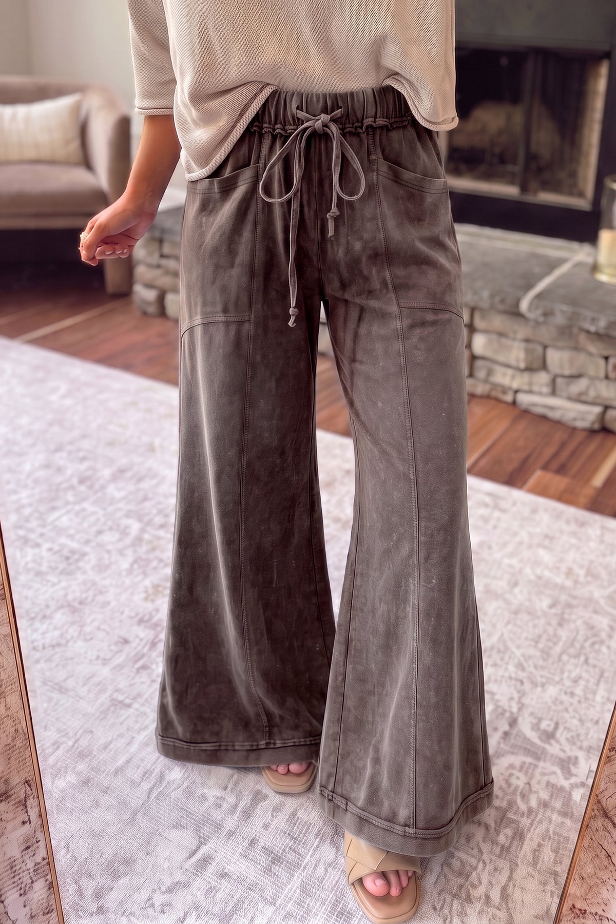 Pantalón Acampanado Café con Efecto Lavado Mineral | Detallia