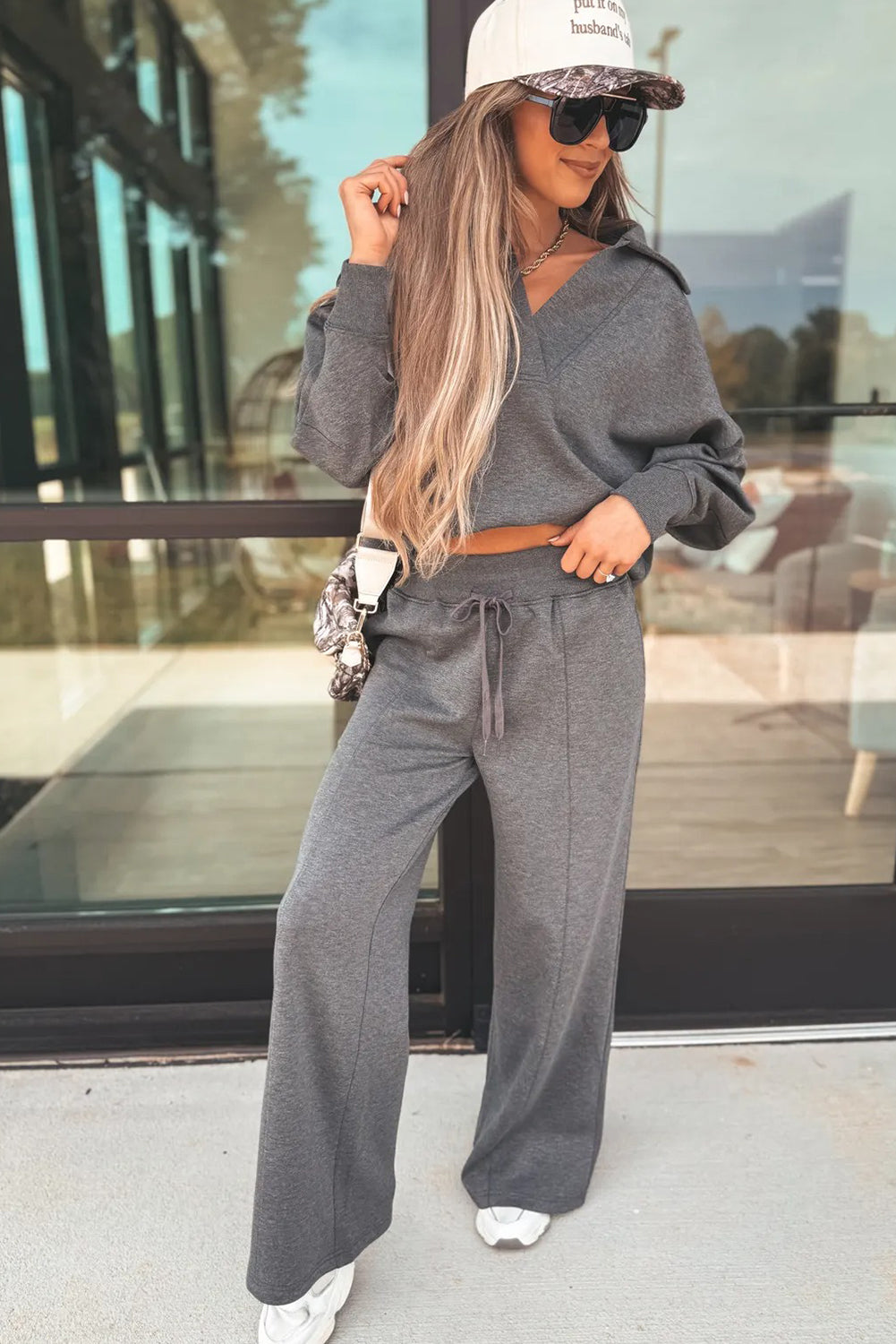 Conjunto Negro de Sudadera con Cuello Pico y Pantalón | Detallia