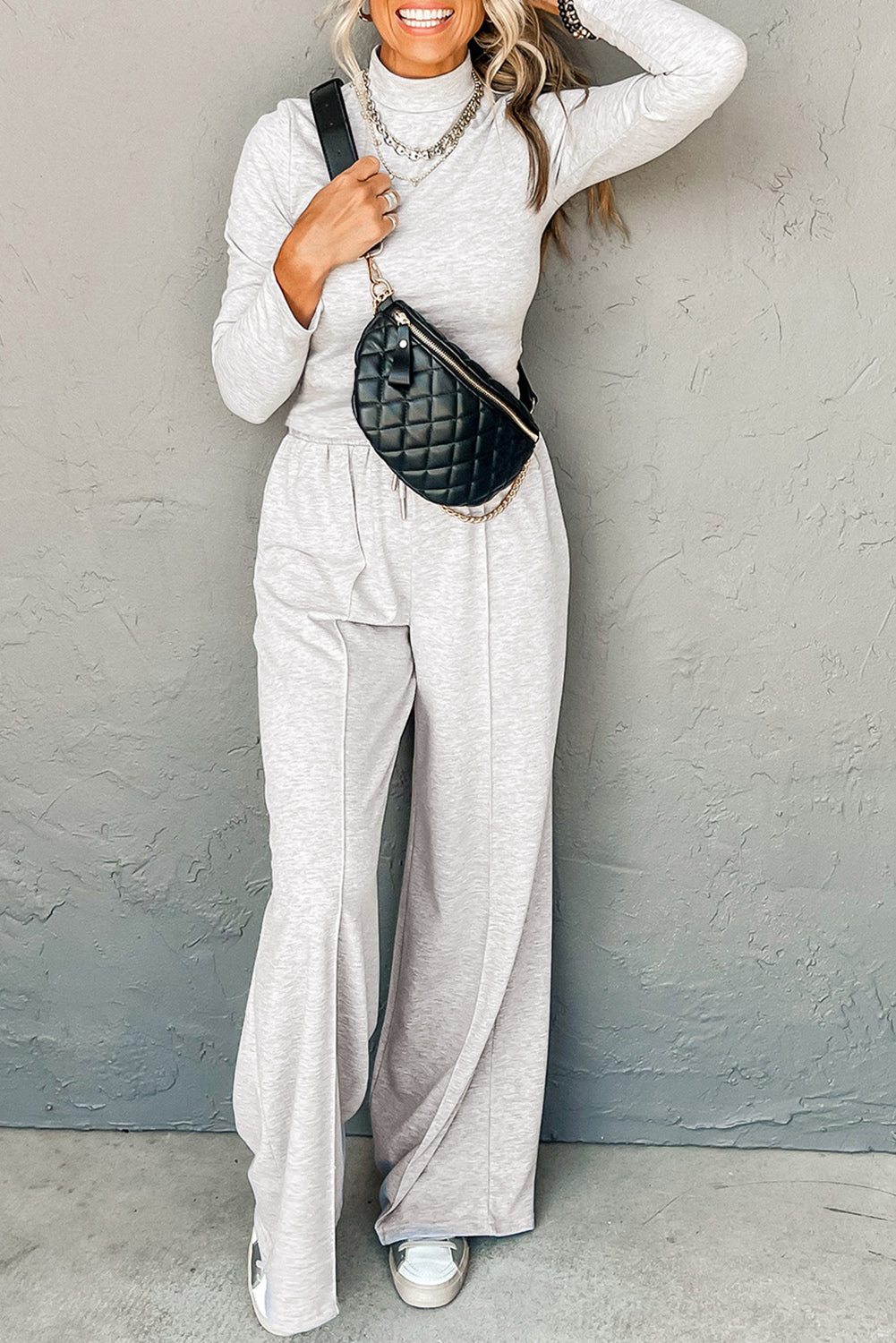 Conjunto Gris Claro de Top Cuello Alto y Pantalón Fruncido | Detallia
