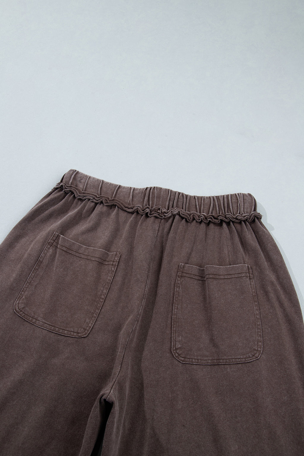 Pantalón Acampanado Café con Efecto Lavado Mineral | Detallia
