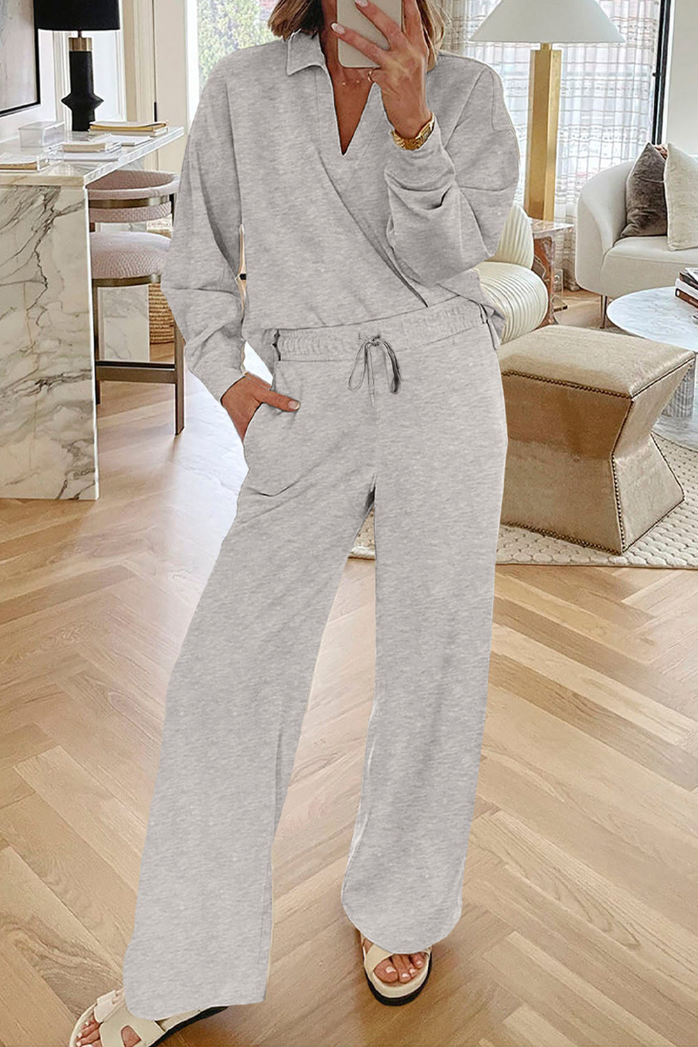 Conjunto Gris de Top Cuello Pico y Pantalón de Talle Alto | Detallia
