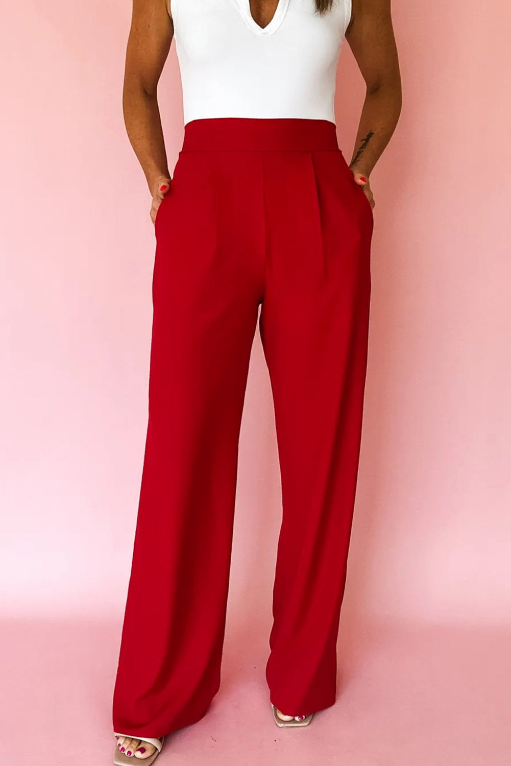 Pantalón Rojo Fuego con Pliegues | Detallia